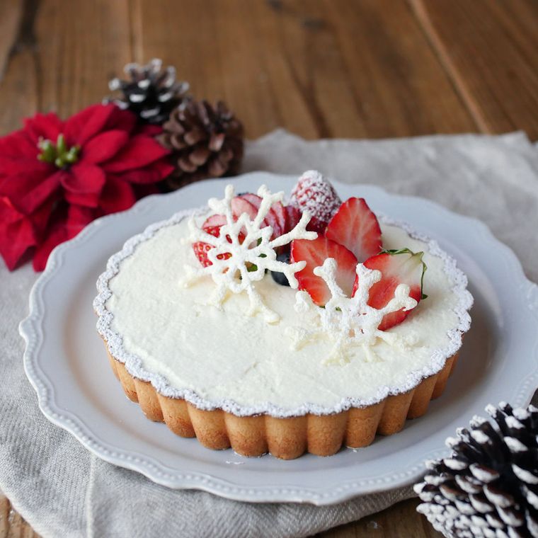 白い皿にのせた、濃厚ホワイトチョコレートタルト