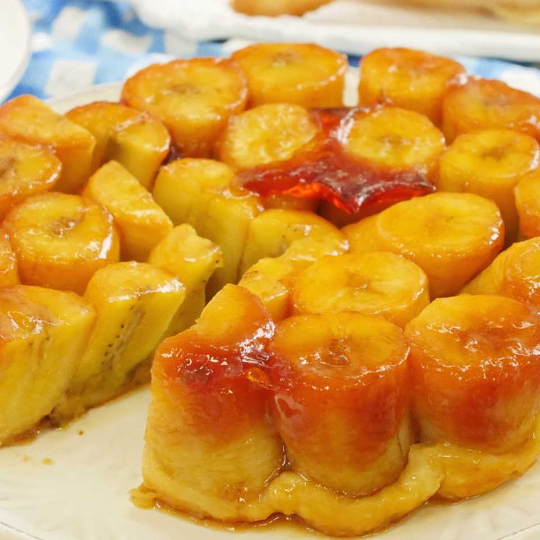 お皿に盛られたバナナのタルトタタン