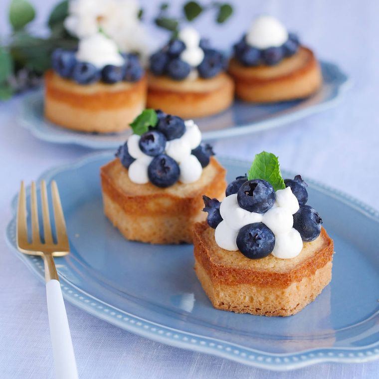 楕円形の水色の皿に盛られた、ブルーベリーの型抜きタルト