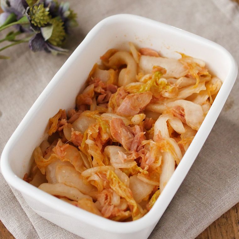 白い琺瑯容器に入った白菜とツナのコチュジャン和え