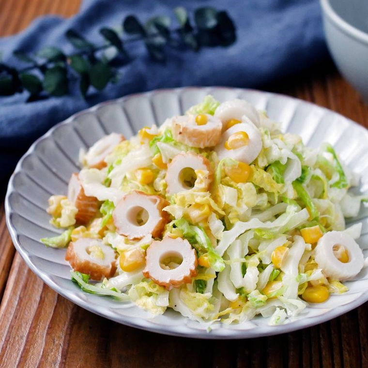 花びら模様の白い皿に盛りつけられた白菜とちくわのコールスロー