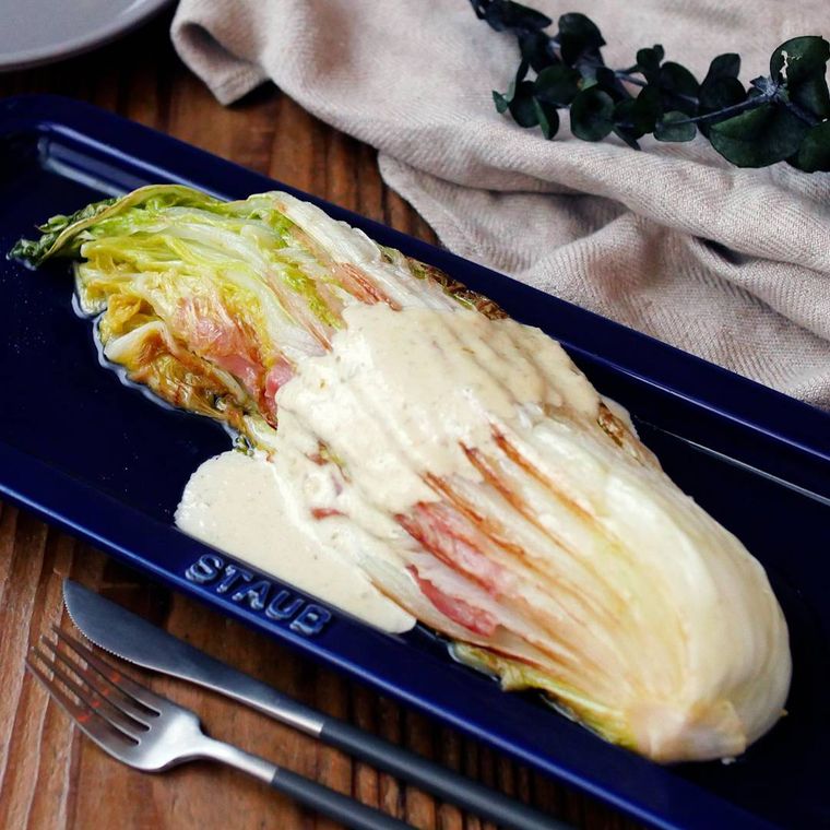 青い角皿に盛り付けた白菜ステーキ