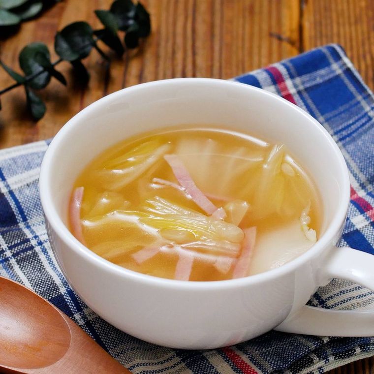 白いスープカップに盛り付けられた白菜のコンソメスープ