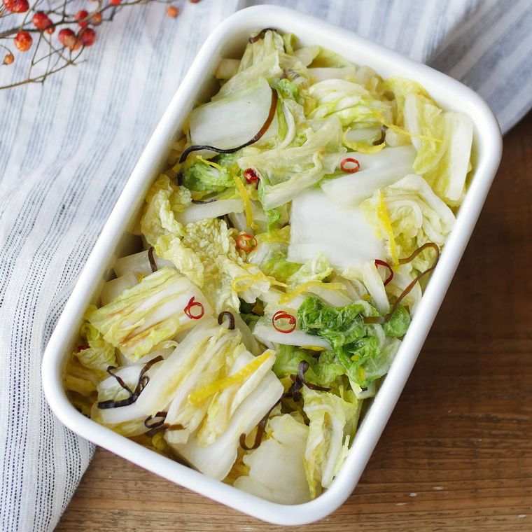 白い琺瑯容器に入った白菜の浅漬け