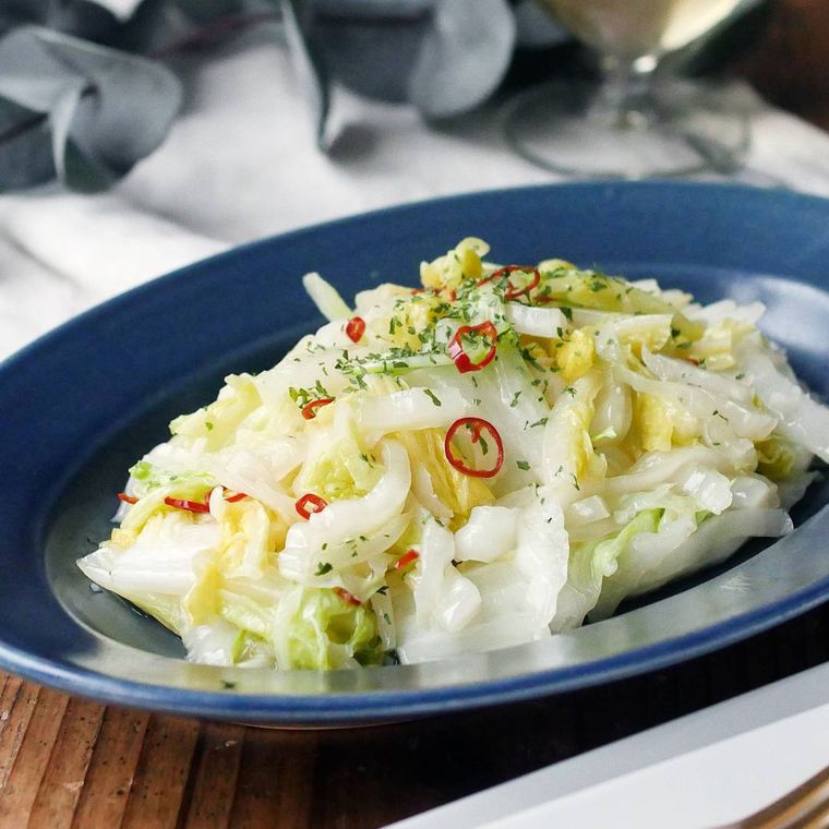 青いオーバルプレートに盛り付けた白菜のペペロンチーノ炒め