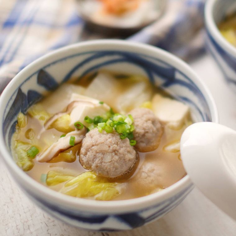 丼によそった白菜と鶏団子の中華スープ