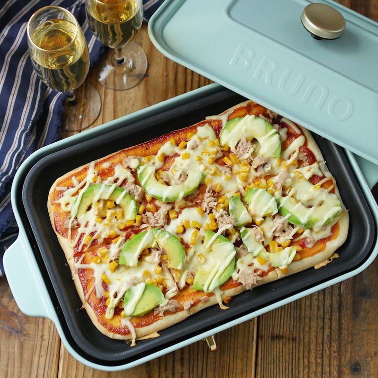 ホットプレートで焼いた、ツナコーンとアボカドのピザ