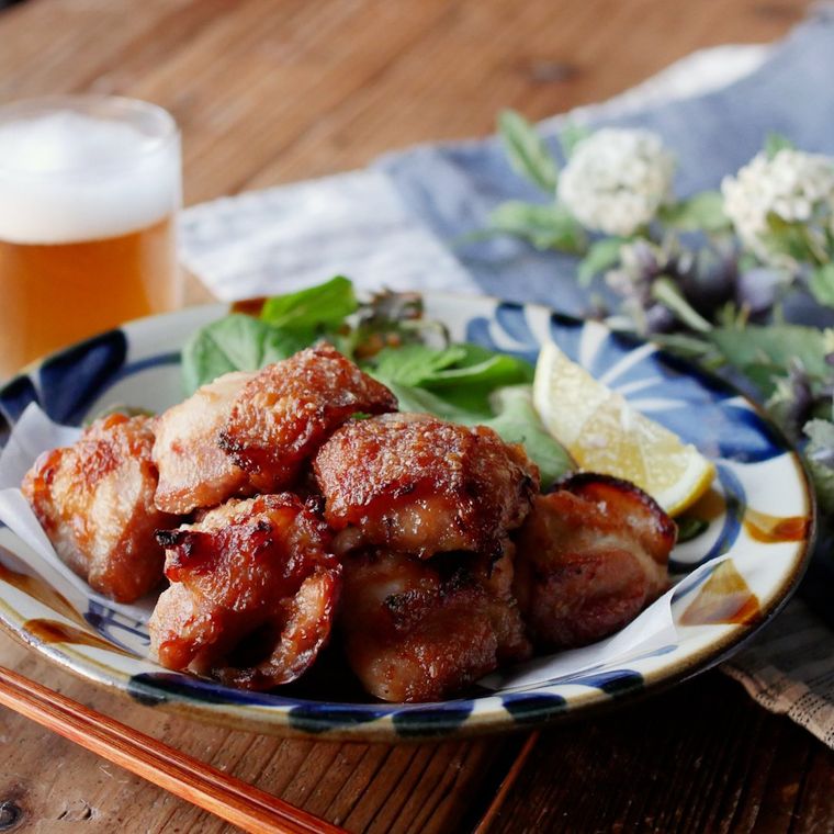 柄皿に盛り付けた揚げない唐揚げ
