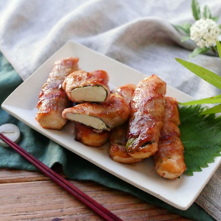 角皿に盛り付けた豆腐の大葉肉巻き