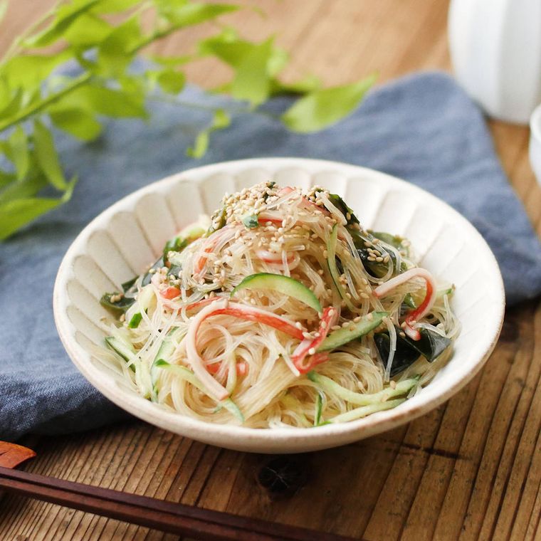 皿に盛り付けられた春雨サラダ