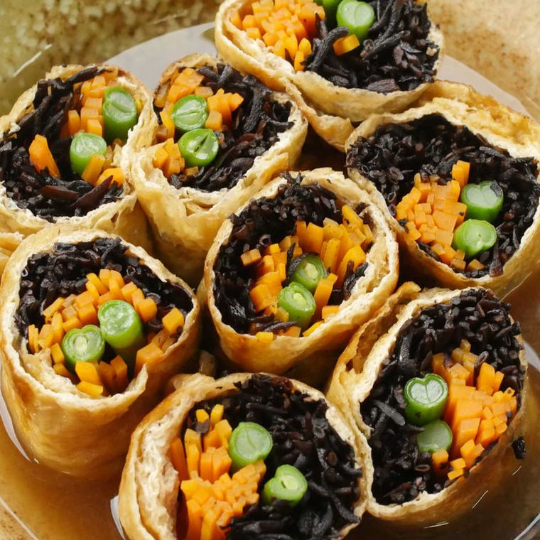 陶器に盛り付けたひじきの煮物のお揚げ巻き