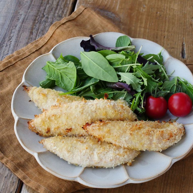 皿に盛り付けられた鶏ささみのガーリックフライ