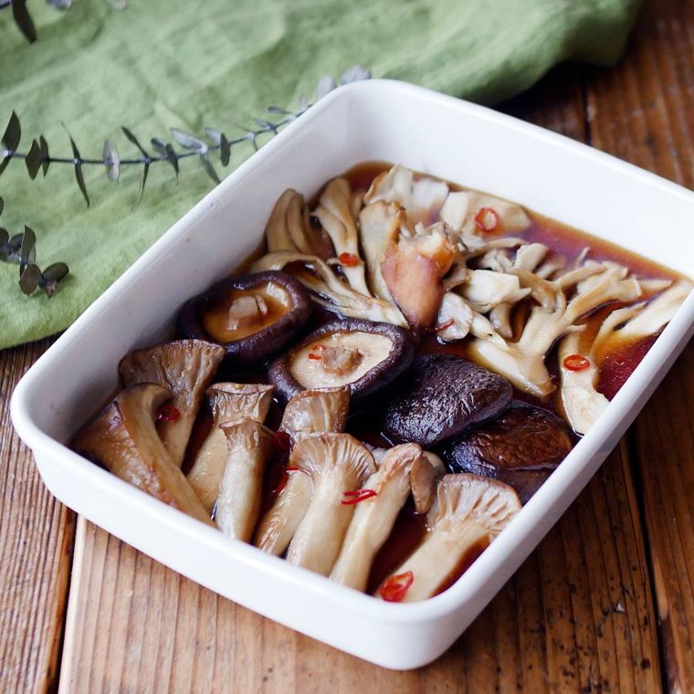 容器に入ったきのこの焼き浸し