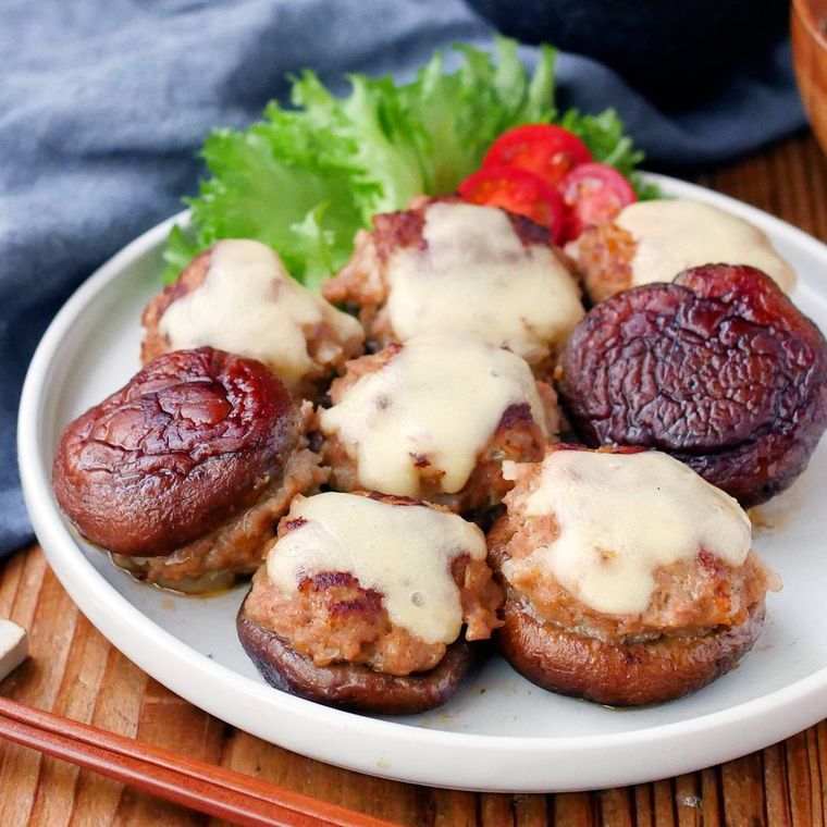 丸皿に盛り付けたしいたけバーグ