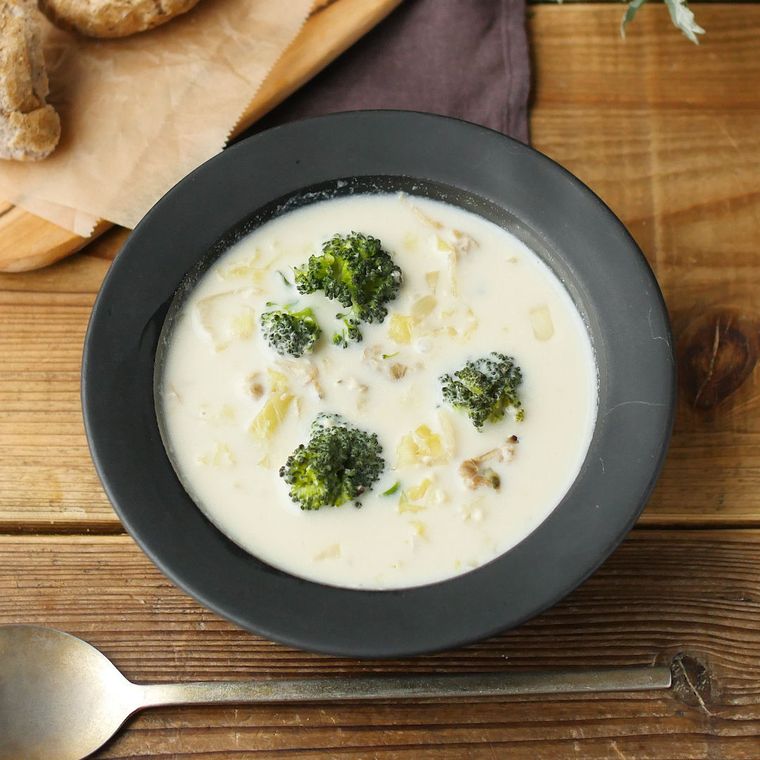 器に盛り付けられたあさりと豆乳の塩麹スープ