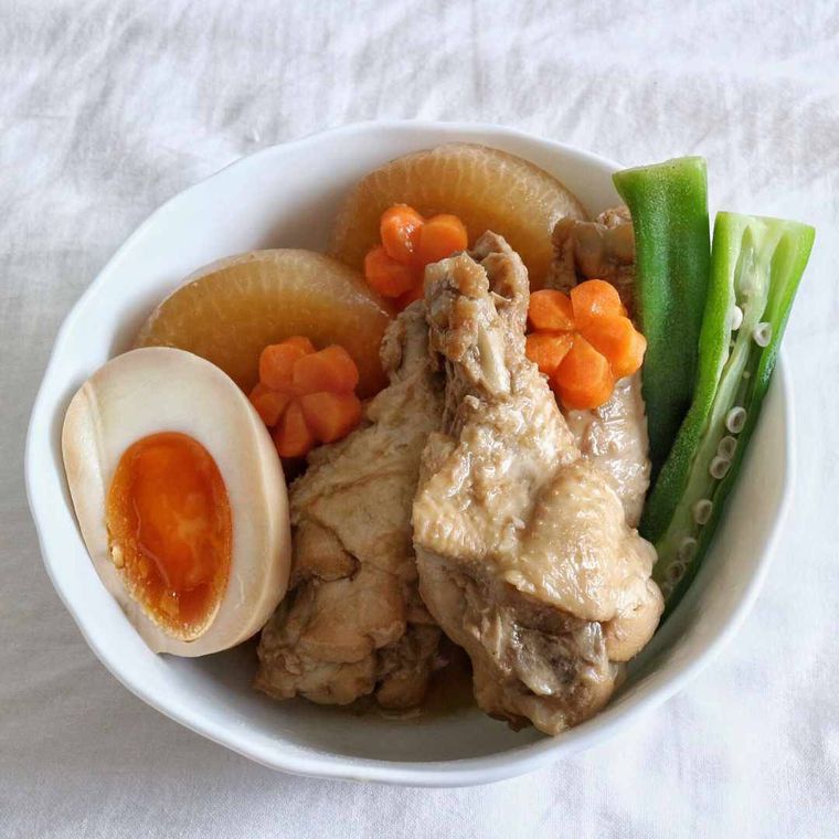 白い皿に入った鶏手羽元のさっぱり煮