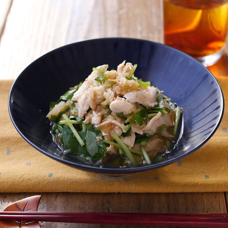 藍色の皿に盛り付けた鶏ささみと三つ葉のおろしポン酢和え