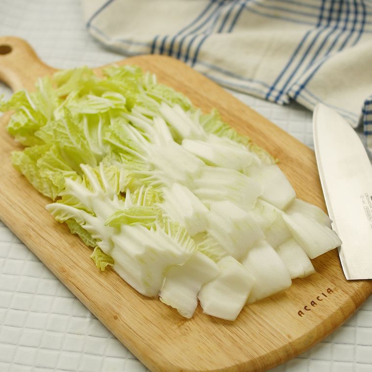 縦半分に切った白菜の茎をそぎ切りに、葉はざく切りにした様子