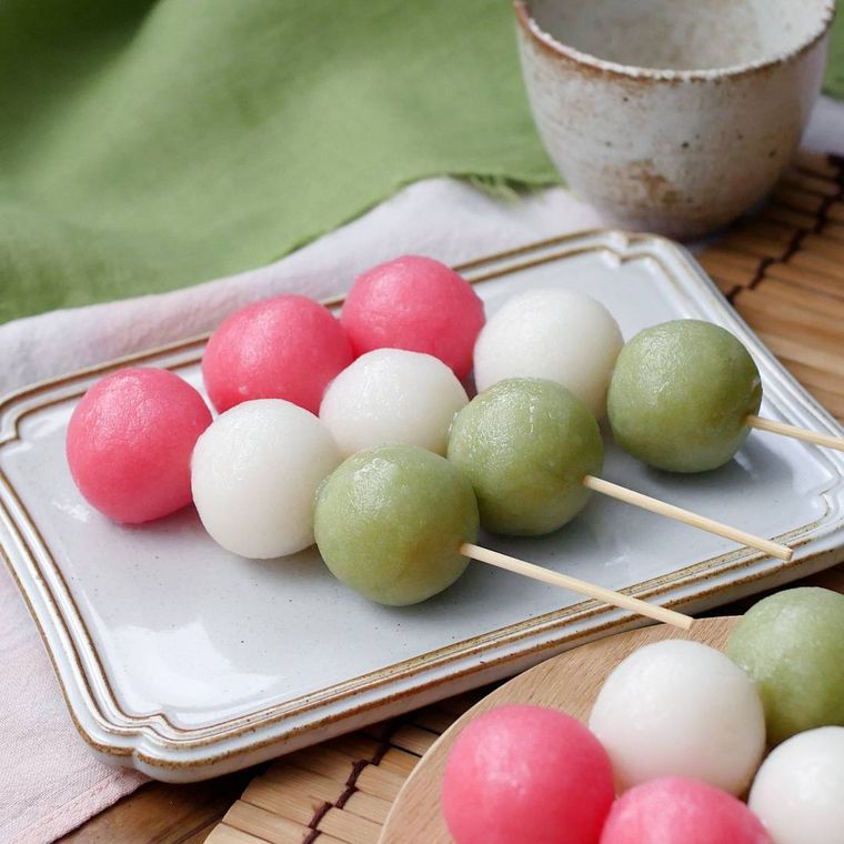 白いお皿にのったピンク、白、緑の三色団子