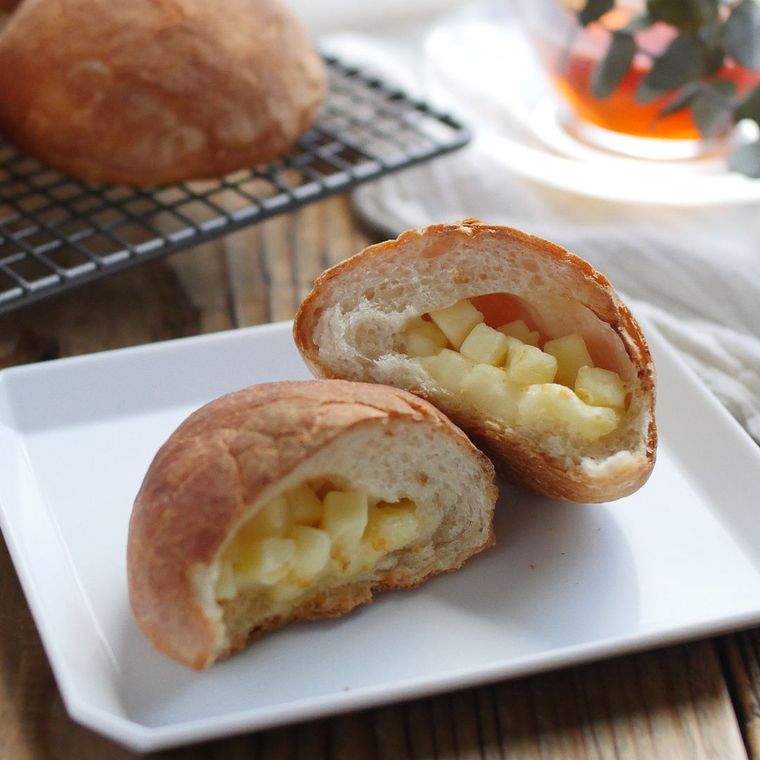 白いお皿にのった、二等分のダッチブレッド