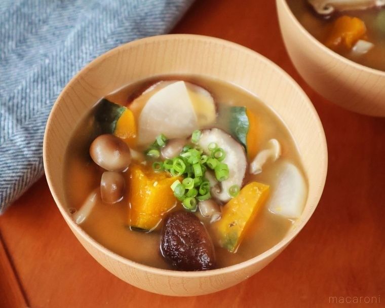 茶色の椀に盛られたかぼちゃときのこの利休汁