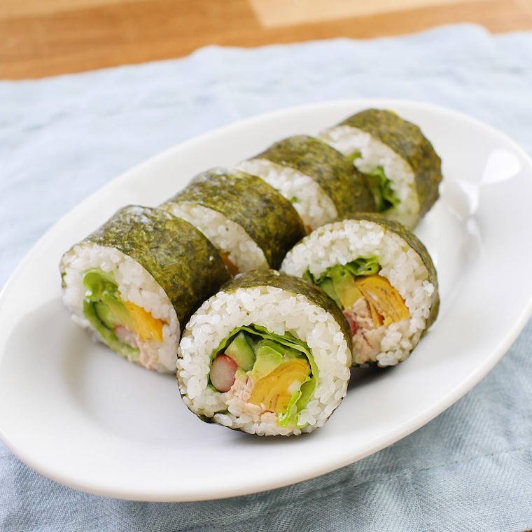 白い皿に盛られたサラダ海苔巻き