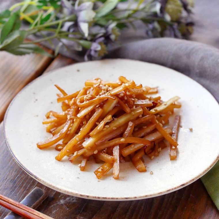 白い皿に盛りつけられた大根の皮のきんぴら