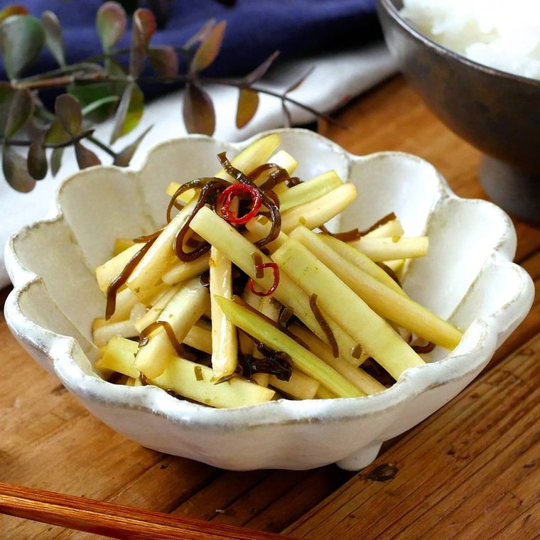 白い器に盛りつけられた大根の皮の漬物