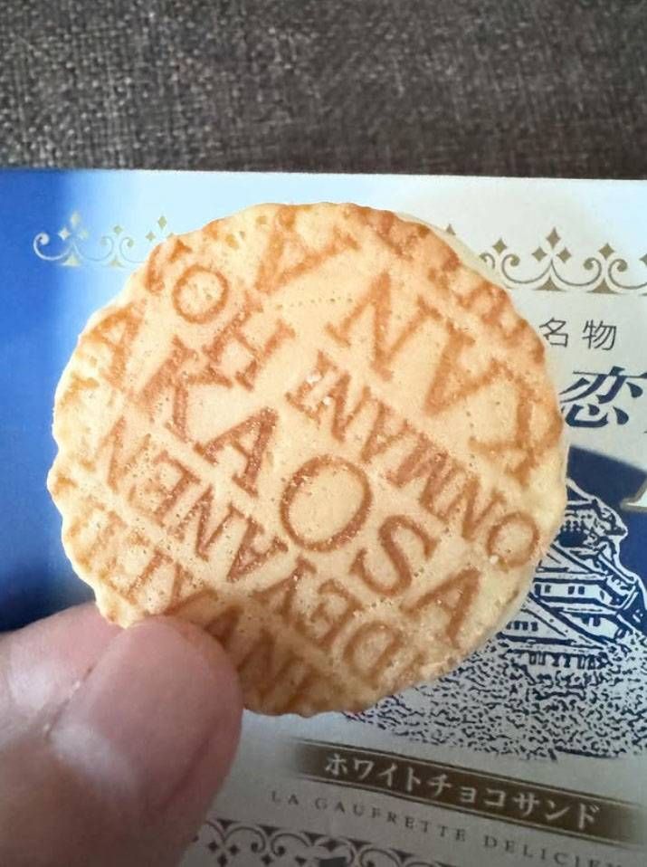 手に持った大阪新名物 面白い恋人DX ホワイトチョコサンド