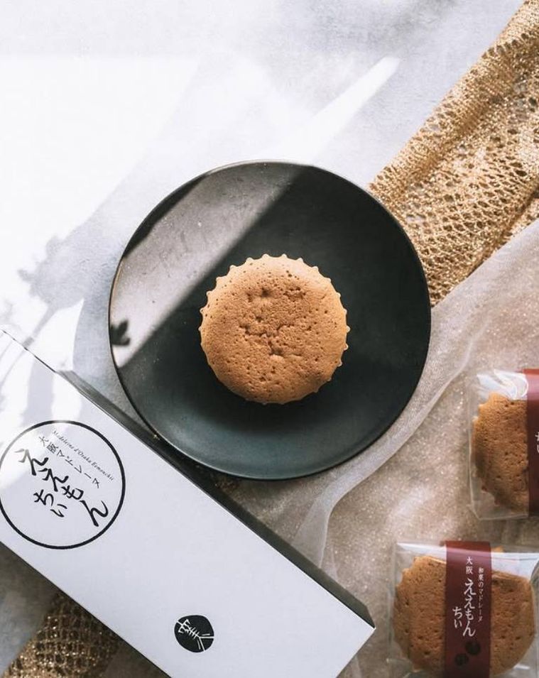 黒い皿に盛られた黒豆マドレーヌ ええもんちぃ