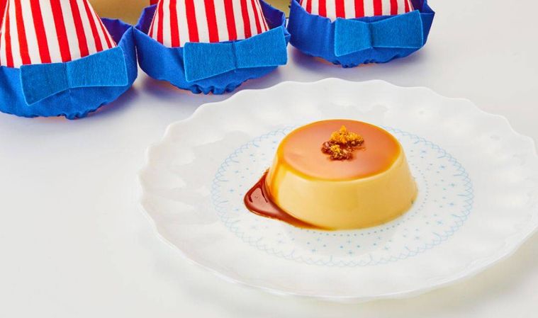 白い皿に盛られたくいだおれ太郎プリン