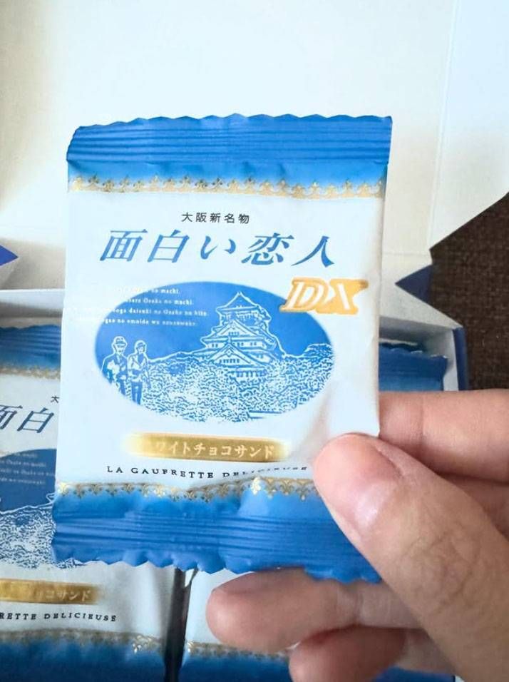 面白い恋人DXホワイトチョコサンド を手に持つ様子