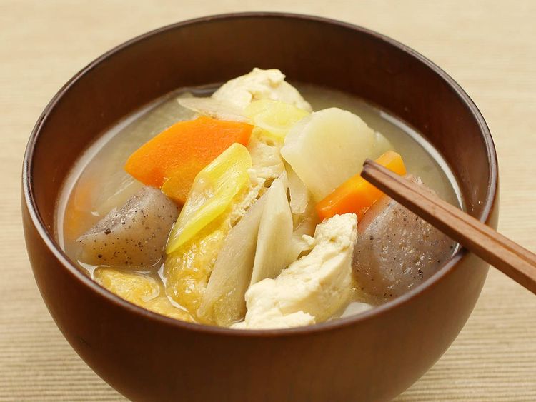 けんちん汁とは？具材・味付けや豚汁などほかの汁物との違い - macaroni