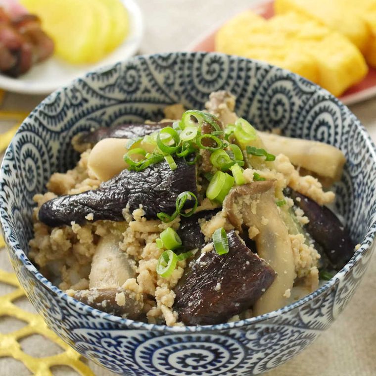 模様が描かれた丼に盛り付けられたコク旨味噌そぼろ丼