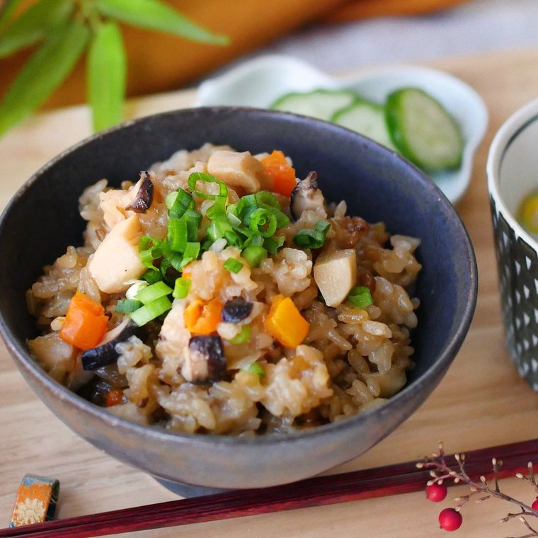 黒い茶碗に盛られた中華風おこわ