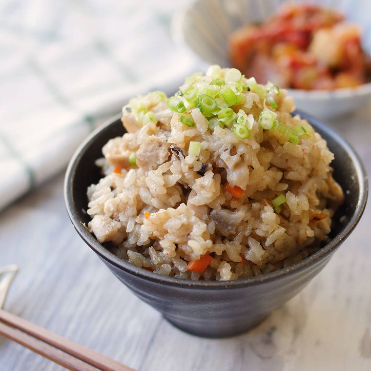 黒い茶碗によそった鶏れんこんのお手軽おこわ