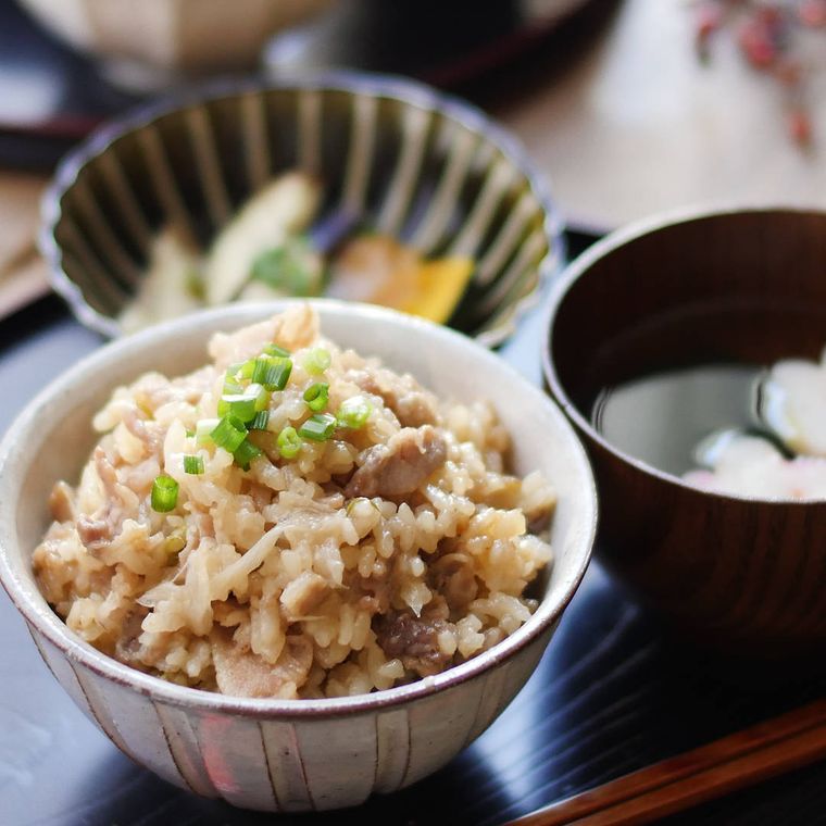 茶碗によそったねぎ豚もちのおこわ
