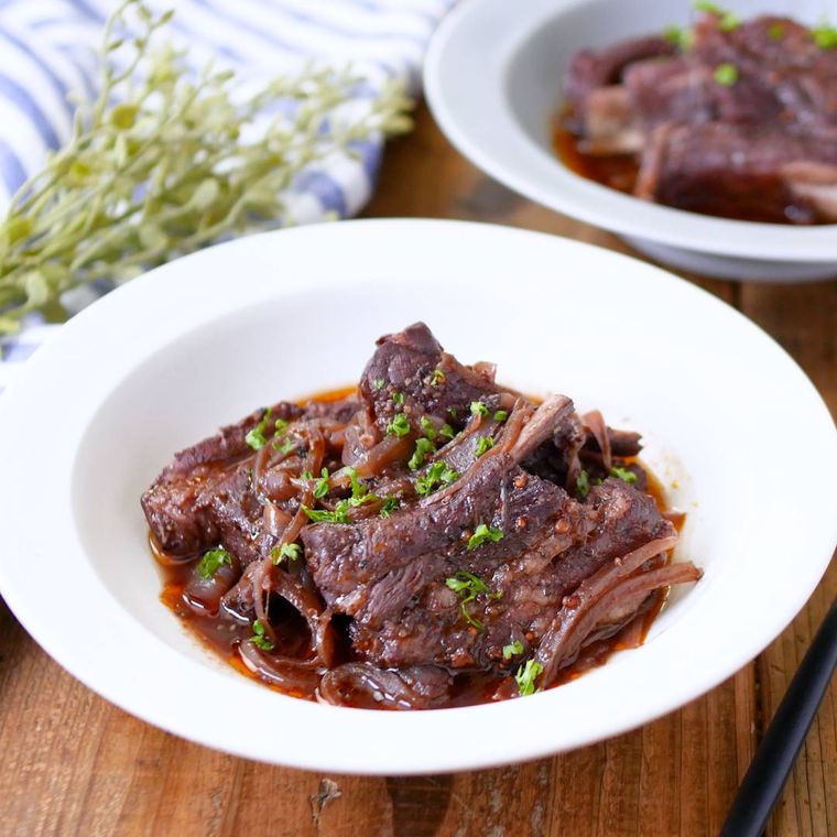 深みのある白いお皿に盛ったスペアリブの赤ワイン煮