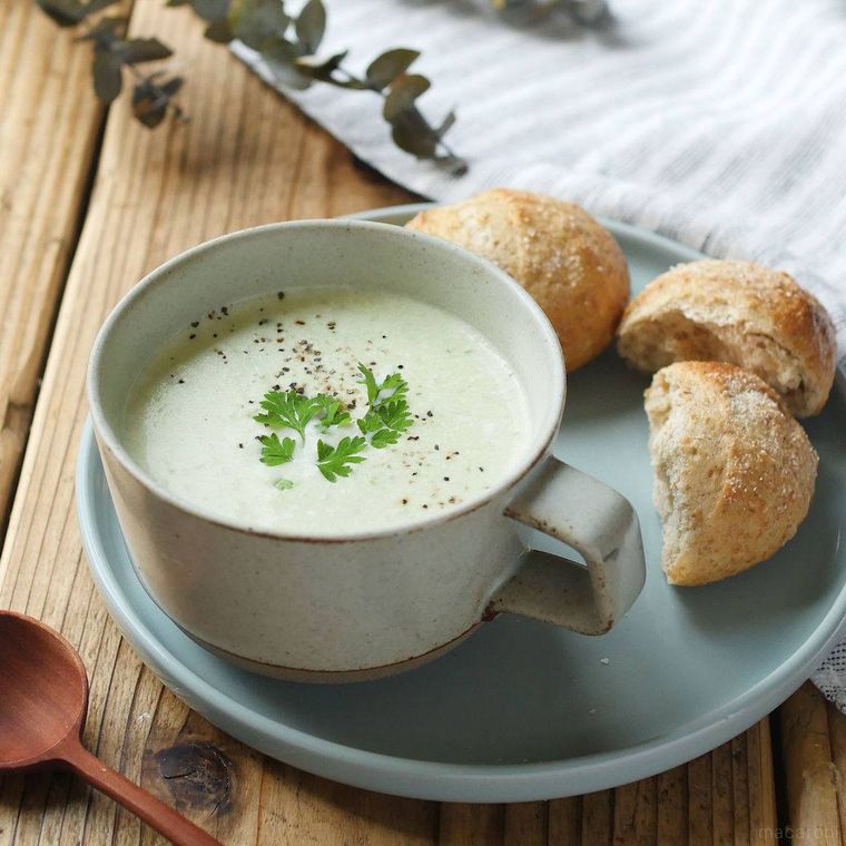 スープカップに入ったアスパラとそら豆のポタージュ