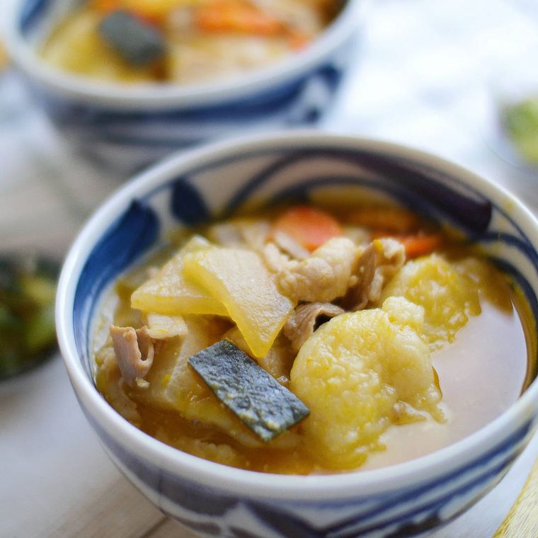 藍色の柄が入った器に盛り付けたかぼちゃほうとう風お手軽すいとん汁