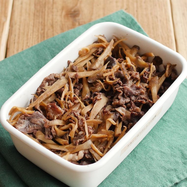 白い保存容器に入った牛肉切り落としとごぼうのしょうが佃煮
