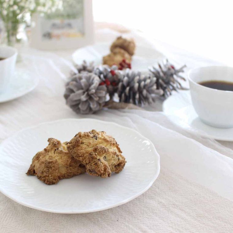 白いお皿に盛られたチョコチップドロップクッキーとコーヒー