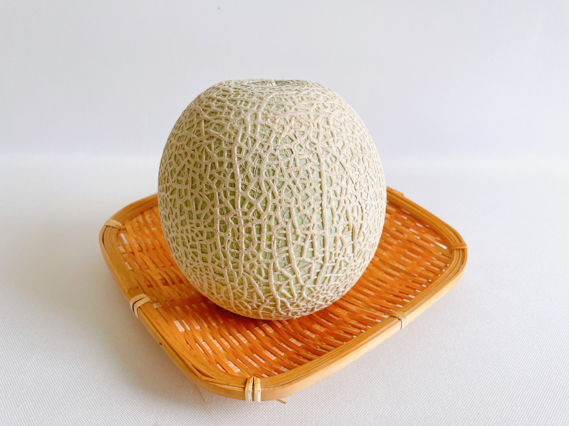 メロンの保存】追熟中は常温。完熟後は冷蔵・冷凍でおいしさをキープ 