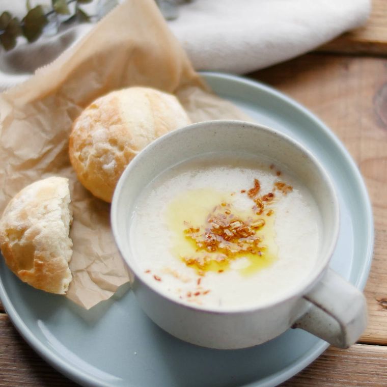 白いスープカップに入ったポタージュスープ