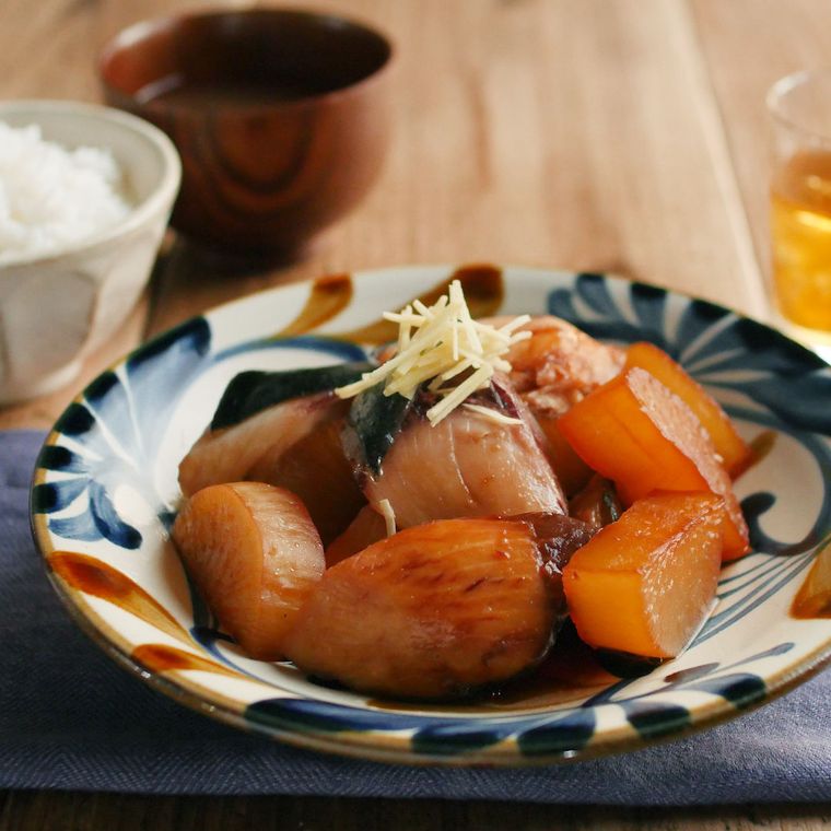 陶器に盛りつけたぶり大根