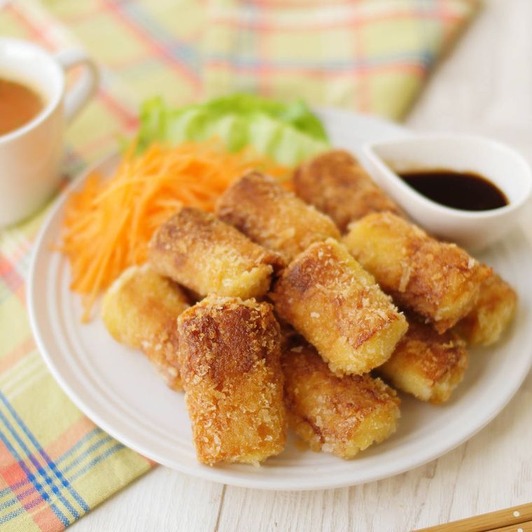 白いお皿に盛りつけられているひと口ちくわクリームコロッケ