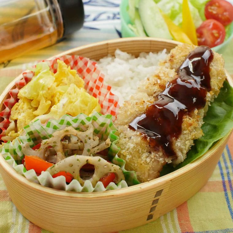 机の上に置かれた豚バラミルフィーユとんかつ弁当