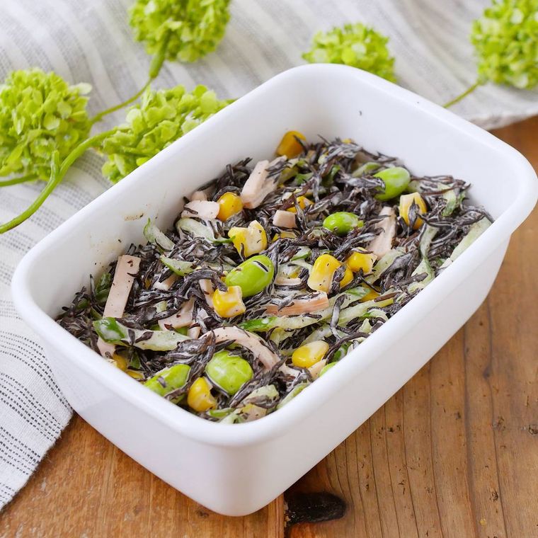 保存容器に入ったひじきと枝豆のマヨサラダ