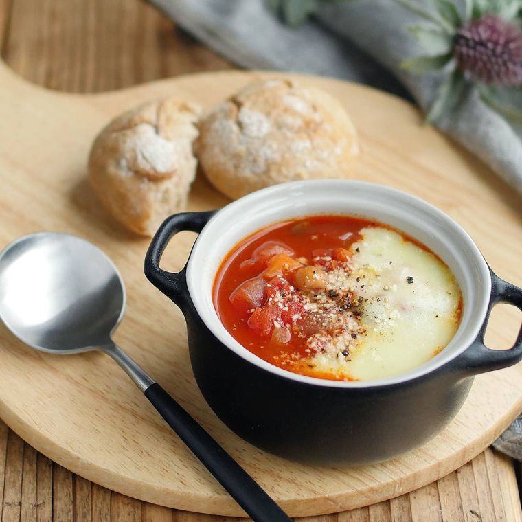 白と黒の器に盛られたミックスビーンズのチーズミネストローネ