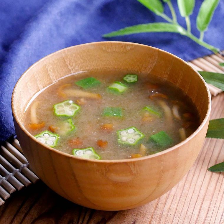 茶色いお椀に盛り付けたなめことオクラのみそ汁